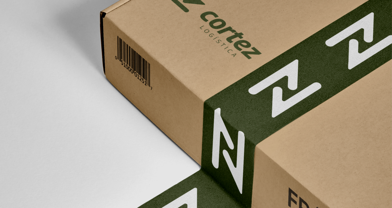 Projeto de identidade visual desenvolvido para a Cortez Logística, incluindo logotipo, cores, tipografia e aplicação em papelaria. Design autoral criado pelo Studio Forma, em Recife.